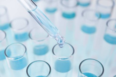 Bir çok test tüpü ve düşürücü, yakın çekim