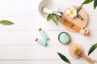 Beyaz ahşap arka planda güzel bir spa kompozisyonu