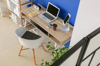 Ofiste modern bilgisayarla rahat bir iş yeri