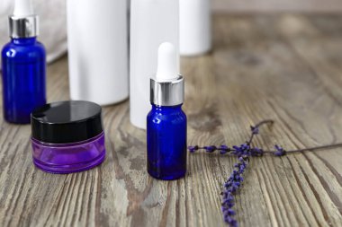 Tahta masadaki saçlar için makyaj malzemeleri.