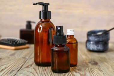 Tahta masadaki saçlar için makyaj malzemeleri.