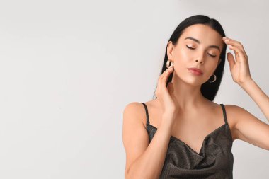 Işıklı arka planda güzel göz farları olan genç bir kadın.