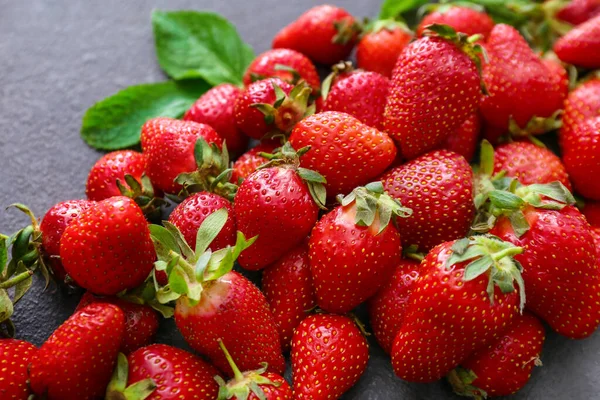 Fresh Ripe Strawberry Dark Background Closeup — Stock Photo, Image