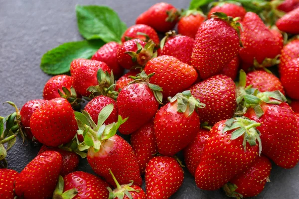 Fraise Fraîche Mûre Sur Fond Foncé Gros Plan — Photo