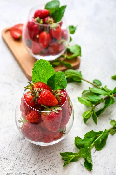 Glass Fresh Ripe Strawberry Light Background — Stock Photo, Image