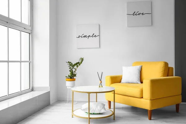 Stilvolle Einrichtung Des Wohnzimmers Mit Tisch Und Sessel — Stockfoto