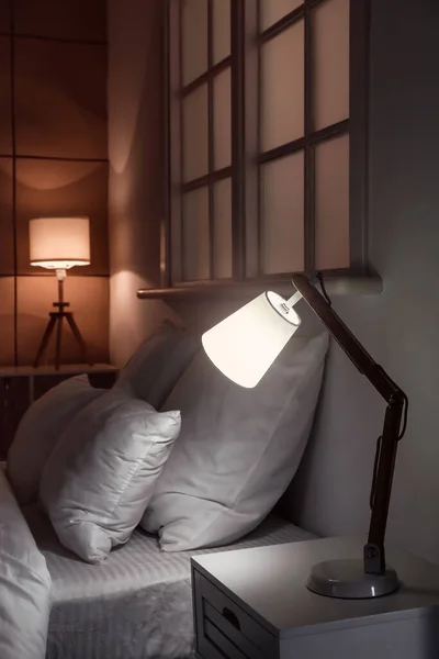 Interieur Van Moderne Hotelkamer Met Gloeiende Lampen Nachts — Stockfoto