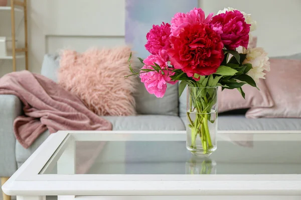 Interior Elegante Sala Estar Com Mesa Buquê Flores Sofá — Fotografia de Stock