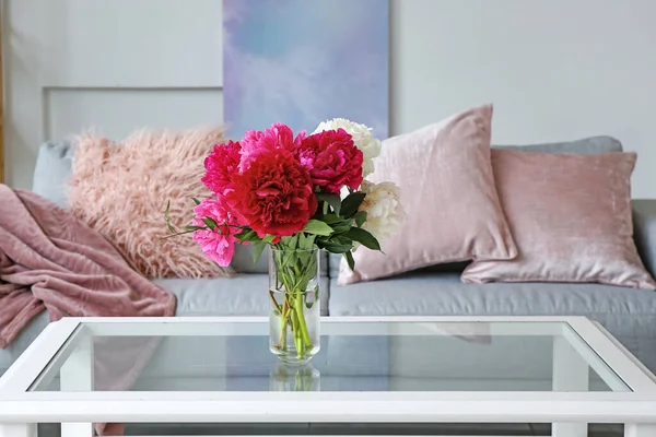 Interior Elegante Sala Estar Com Mesa Buquê Flores Sofá — Fotografia de Stock