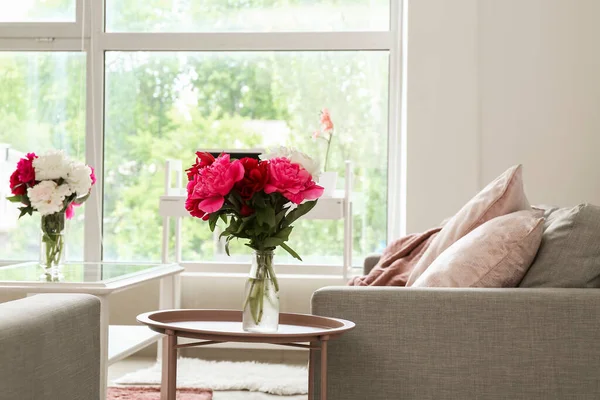 Interior Elegante Sala Estar Com Mesa Buquê Flores Sofá — Fotografia de Stock