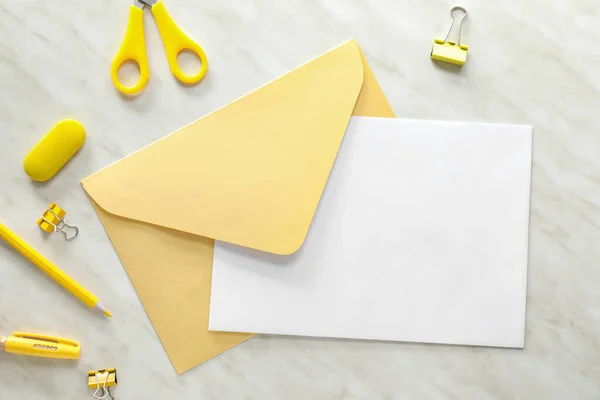 Samenstelling Met Blanco Kaart Enveloppe Briefpapier Witte Achtergrond — Stockfoto