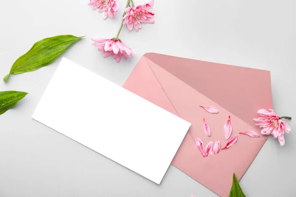 Samenstelling Met Blanco Kaart Envelop Lichte Achtergrond — Stockfoto