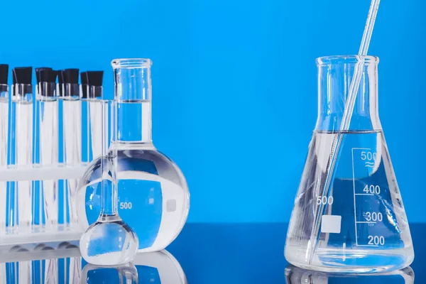 Renk arkaplanındaki farklı laboratuvar camları