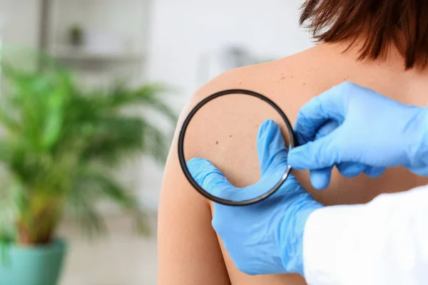 Dermatolog Undersöker Patienten Kliniken — Stockfoto