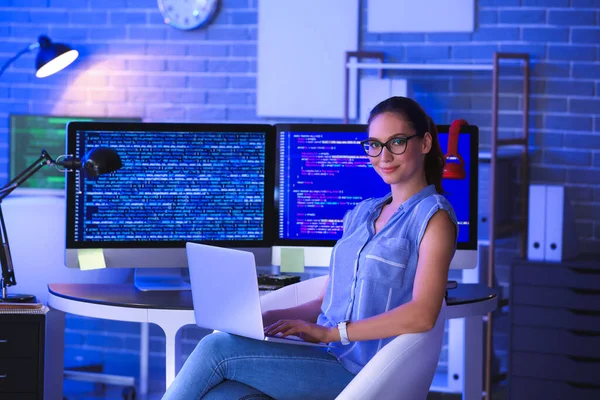 Programadora Femenina Trabajando Oficina Por Noche —  Fotos de Stock