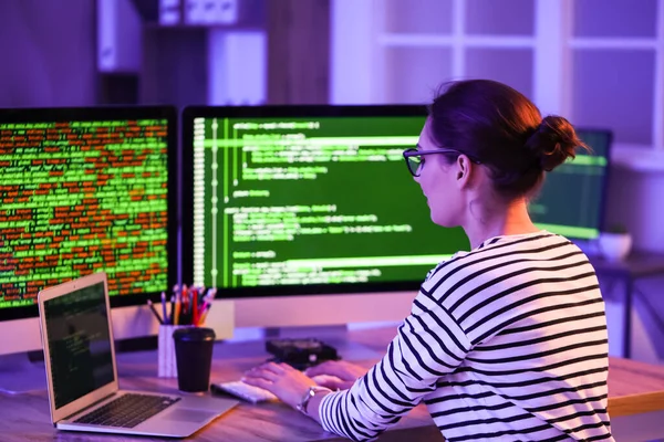 Kvinnlig Programmerare Som Arbetar Kontoret Natten — Stockfoto