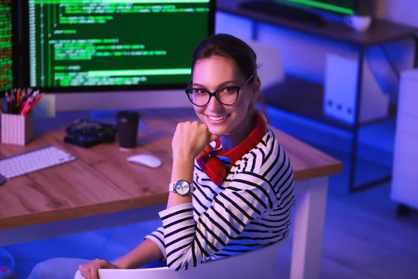 Female Programmer Working Office Night — Stock Photo, Image