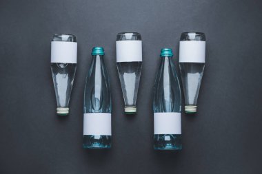 Karanlık arka planda temiz su şişeleri