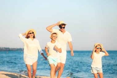 Tatil köyünde mutlu bir aile.