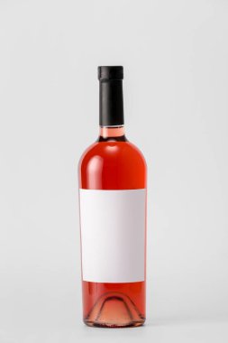 Hafif arka planda boş etiketli bir şişe şarap. Tasarım için model