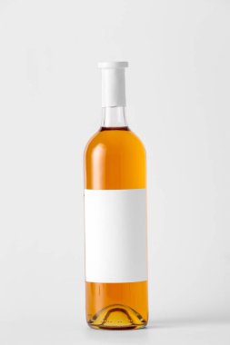 Hafif arka planda boş etiketli bir şişe şarap. Tasarım için model