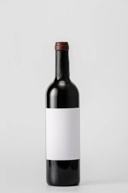Hafif arka planda boş etiketli bir şişe şarap. Tasarım için model