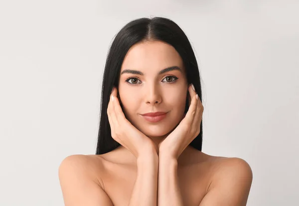 Mujer Joven Con Hermosas Sombras Ojos Sobre Fondo Claro — Foto de Stock