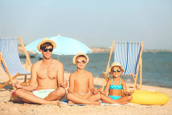 Man His Children Meditating Sea Beach Resort — Stock Photo, Image