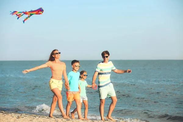 Szczęśliwa Rodzina Latawca Plaży Morskiej Kurorcie — Zdjęcie stockowe