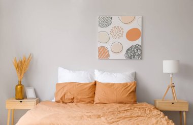 Modern şık yatak odasının içi.