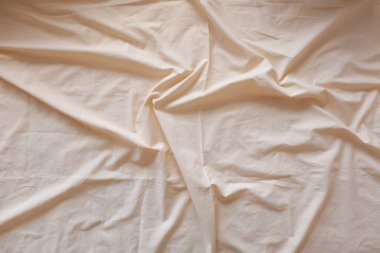 Yatakta temiz çarşaf, üst manzara