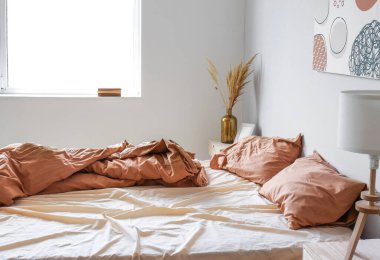 Modern şık yatak odasının içi.