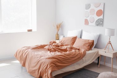 Modern şık yatak odasının içi.