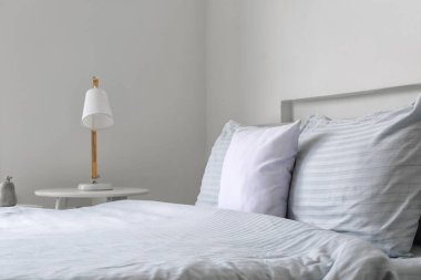 Odada büyük rahat bir yatak.