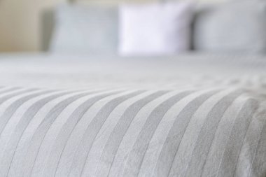 Yatakta temiz çarşaf, yakın plan.