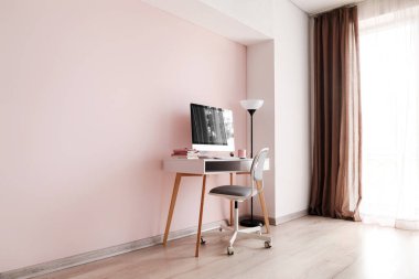 Renkli duvarın yanında bilgisayar olan işyeri