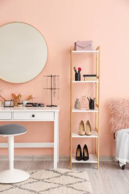 Modern soyunma odasının şık iç mekanı.