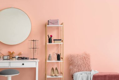 Modern soyunma odasının şık iç mekanı.