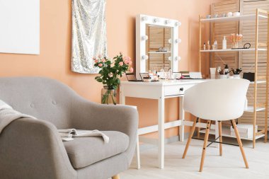 Modern soyunma odasının şık iç mekanı.