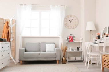 Modern soyunma odasının şık iç mekanı.