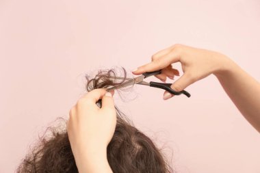 Renk arkaplanı üzerinde çalışan kuaför