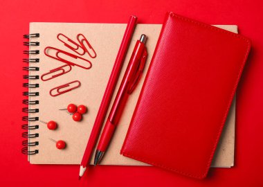 Renk arkaplanı üzerinde farklı kırtasiye