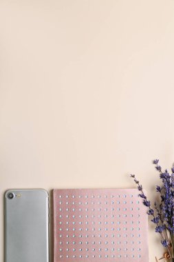 Açık arkaplanda cep telefonu olan defter