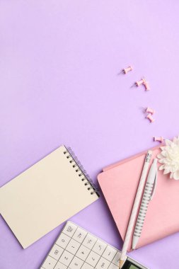 Renk arkaplanı üzerinde farklı kırtasiye