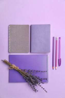 Renk arkaplanında çiçekler olan farklı kırtasiye