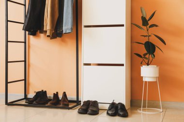 Modern salonun iç mimarisi.