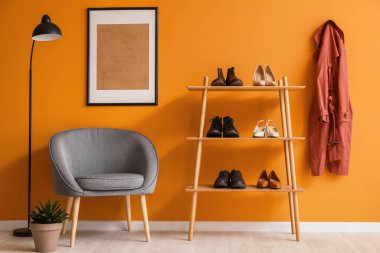 Modern salonun şık iç tasarımı. Ayakkabılar stantta.