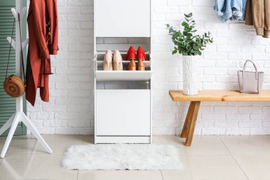 Modern salonun şık iç tasarımı. Ayakkabılar stantta.