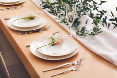 Restoranda güzel bir masa.