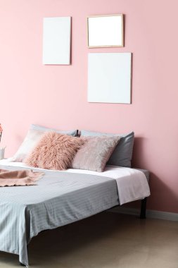 Modern şık yatak odasının içi.